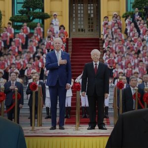 Hô “xung phong” rồi lại “buông súng”, điềm báo gì cho số phận ông Tổng?