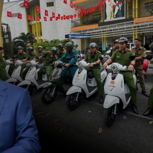 “TUẦN TRA XANH”: KHI CÔNG AN HÓA THÂN NGƯỜI MẪU XE ĐIỆN