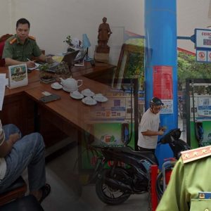 Khi cái lắc xe làm „lung lay“ sự độc quyền thông tin
